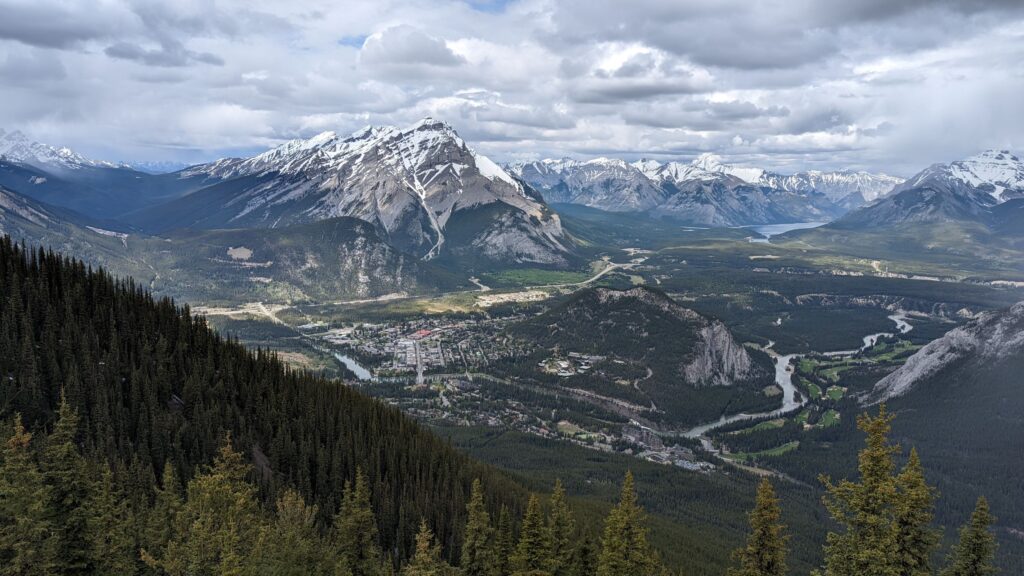 Image of mountains in Banff. What to do in Banff in a weekend.