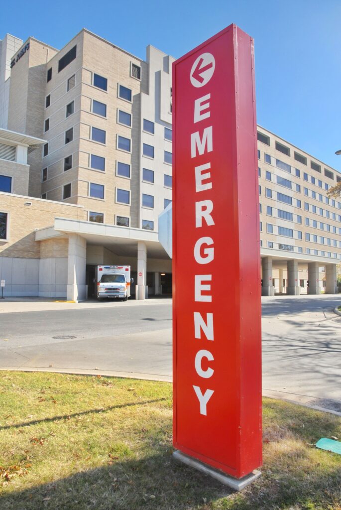 Photo of an emergency sign outside of a hospital.